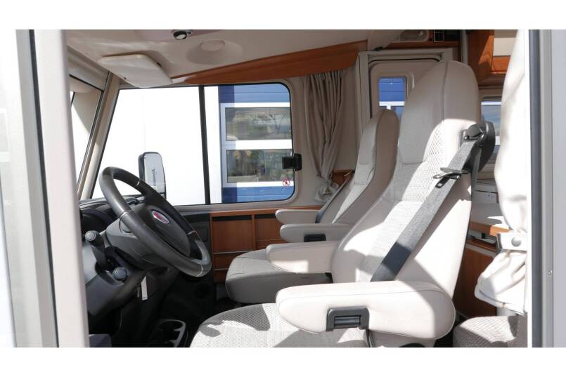 Hymer Exsis I 588 AUTOMAAT, 150 pk, Serra Grijs, compact met 2 aparte bedden 10