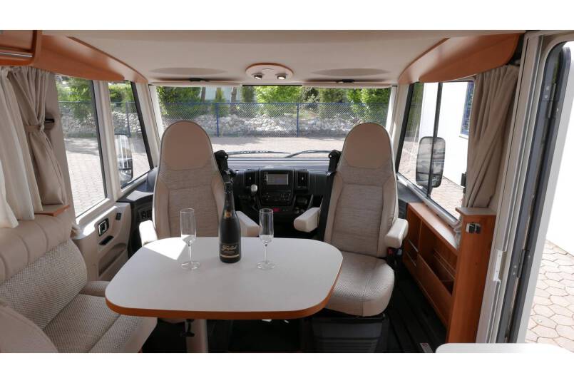 Hymer Exsis I 588 AUTOMAAT, 150 pk, Serra Grijs, compact met 2 aparte bedden 14