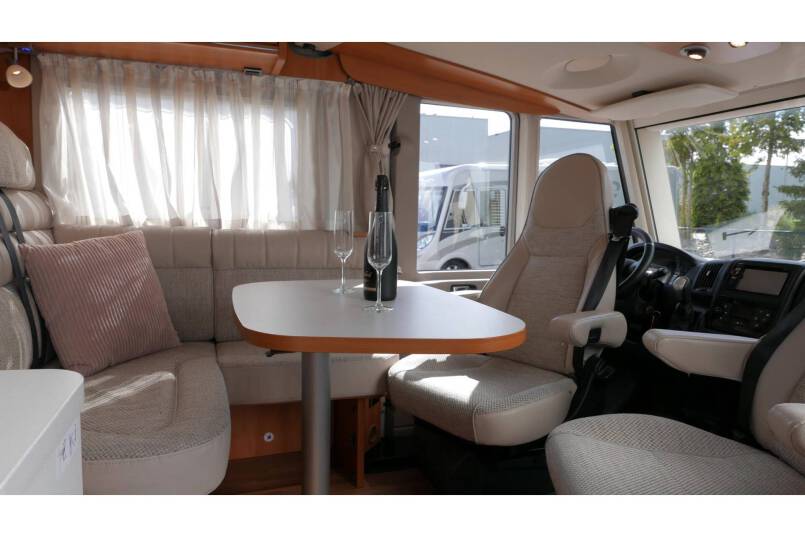 Hymer Exsis I 588 AUTOMAAT, 150 pk, Serra Grijs, compact met 2 aparte bedden 15