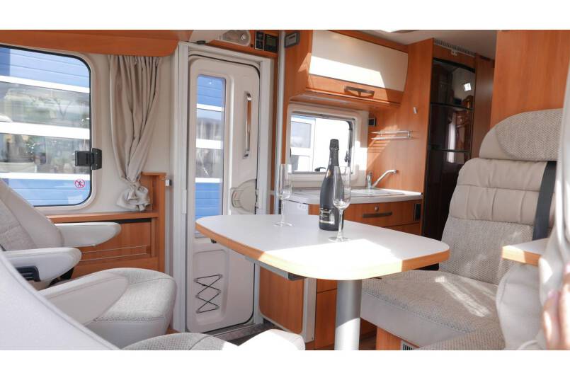 Hymer Exsis I 588 AUTOMAAT, 150 pk, Serra Grijs, compact met 2 aparte bedden 17