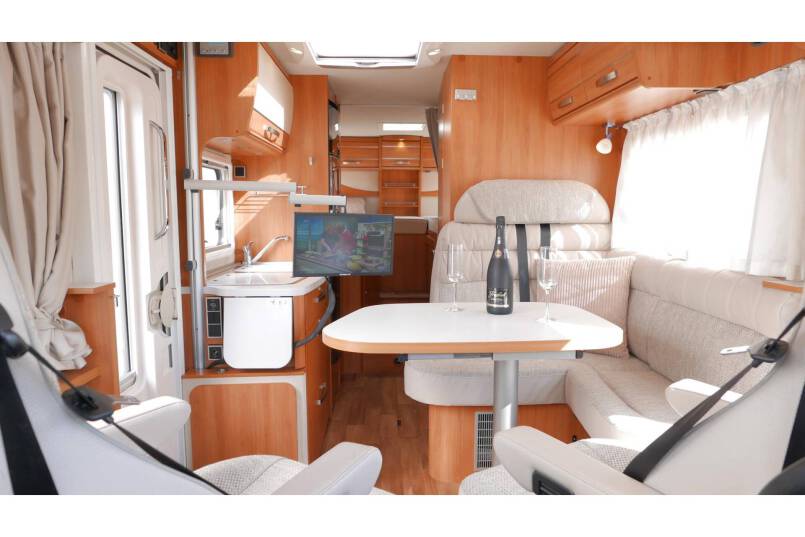 Hymer Exsis I 588 AUTOMAAT, 150 pk, Serra Grijs, compact met 2 aparte bedden 18
