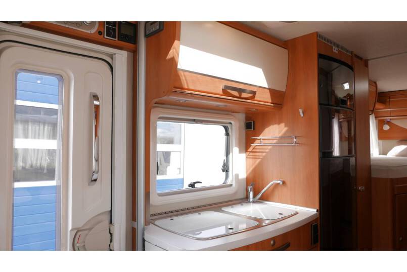 Hymer Exsis I 588 AUTOMAAT, 150 pk, Serra Grijs, compact met 2 aparte bedden 19