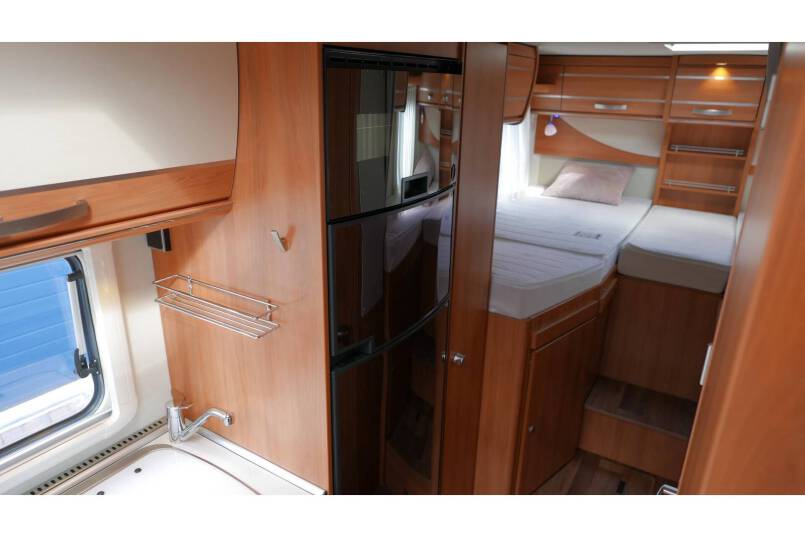 Hymer Exsis I 588 AUTOMAAT, 150 pk, Serra Grijs, compact met 2 aparte bedden 22