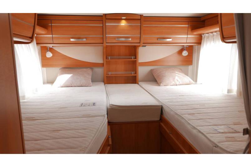 Hymer Exsis I 588 AUTOMAAT, 150 pk, Serra Grijs, compact met 2 aparte bedden 23