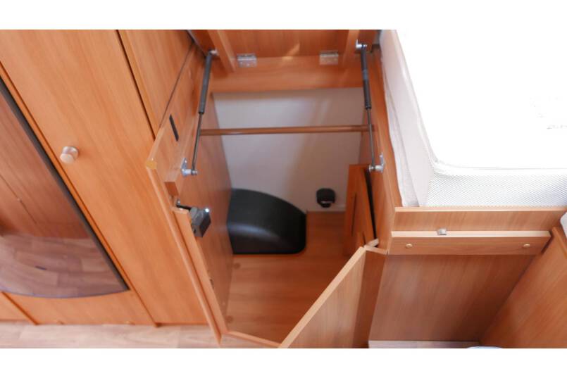 Hymer Exsis I 588 AUTOMAAT, 150 pk, Serra Grijs, compact met 2 aparte bedden 26