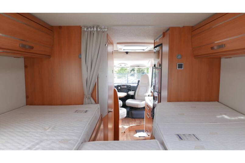 Hymer Exsis I 588 AUTOMAAT, 150 pk, Serra Grijs, compact met 2 aparte bedden 27
