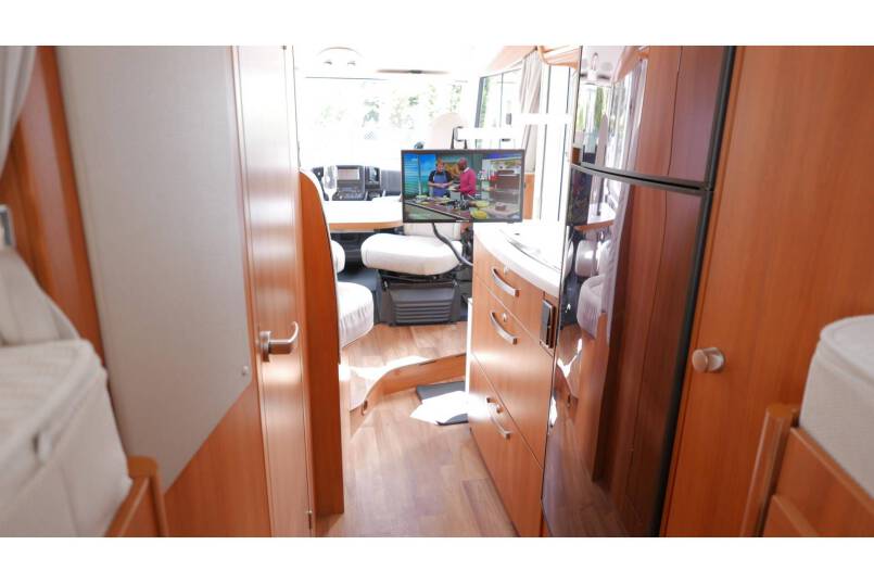 Hymer Exsis I 588 AUTOMAAT, 150 pk, Serra Grijs, compact met 2 aparte bedden 28