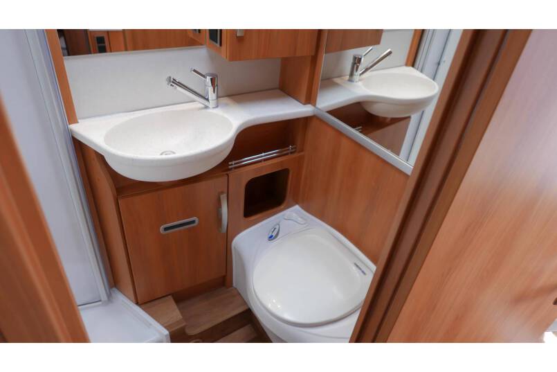 Hymer Exsis I 588 AUTOMAAT, 150 pk, Serra Grijs, compact met 2 aparte bedden 30