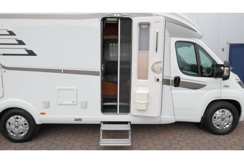 Hymer T 588 SL AUTOMAAT, 180 pk half integraal, enkele bedden 9
