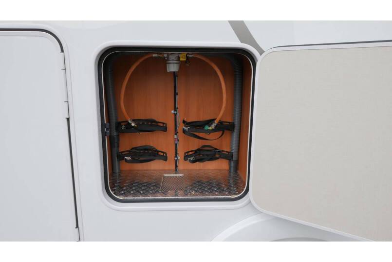 Hymer T 588 SL AUTOMAAT, 180 pk half integraal, enkele bedden 12