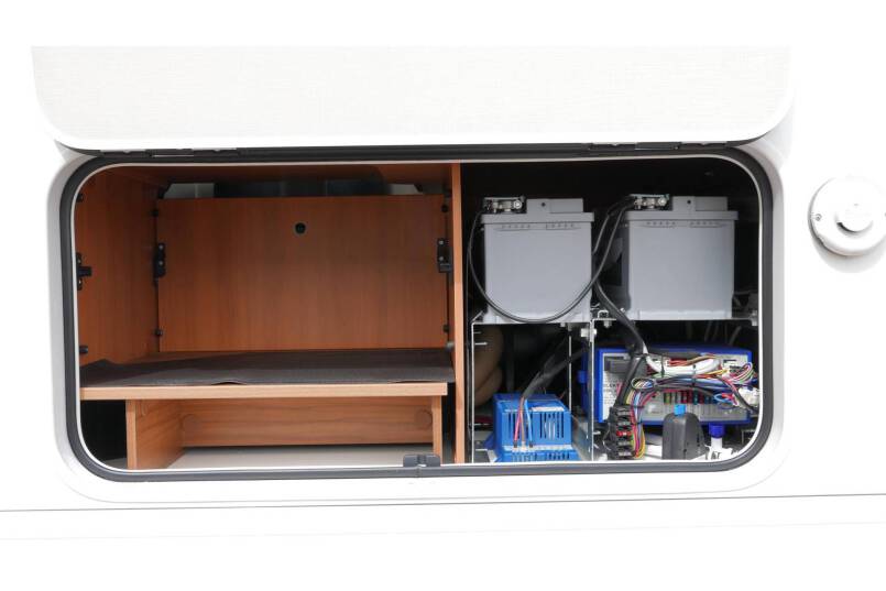 Hymer T 588 SL AUTOMAAT, 180 pk half integraal, enkele bedden 15
