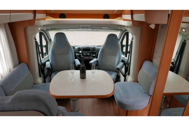 Hymer T 588 SL AUTOMAAT, 180 pk half integraal, enkele bedden 19