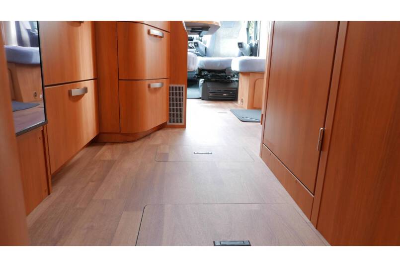 Hymer T 588 SL AUTOMAAT, 180 pk half integraal, enkele bedden 36