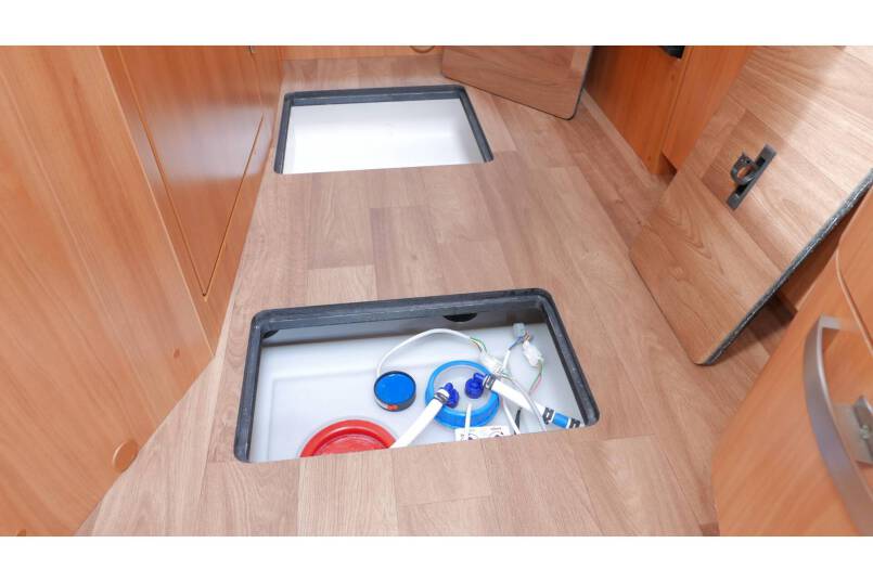 Hymer T 588 SL AUTOMAAT, 180 pk half integraal, enkele bedden 37