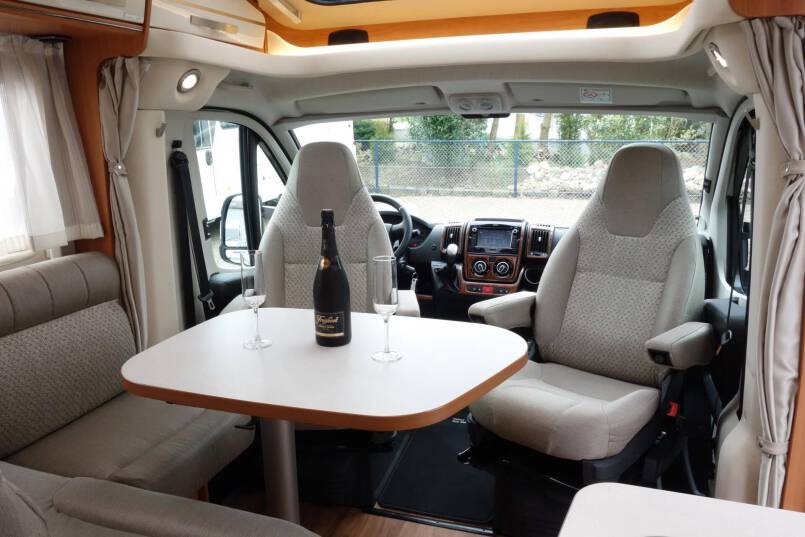 Hymer Exsis T 588 AUTOMAAT, 150 pk, compact met 2 aparte bedden 18