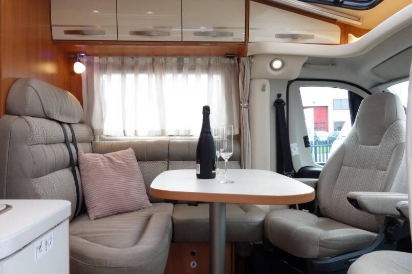 Hymer Exsis T 588 AUTOMAAT, 150 pk, compact met 2 aparte bedden 19