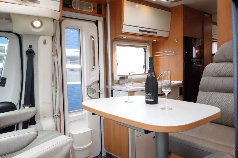 Hymer Exsis T 588 AUTOMAAT, 150 pk, compact met 2 aparte bedden 21