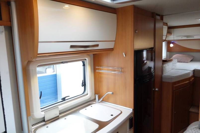 Hymer Exsis T 588 AUTOMAAT, 150 pk, compact met 2 aparte bedden 25