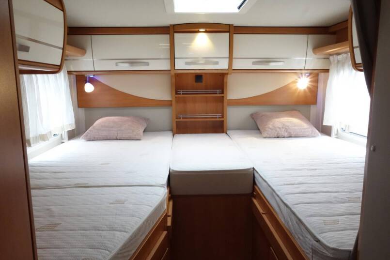 Hymer Exsis T 588 AUTOMAAT, 150 pk, compact met 2 aparte bedden 29