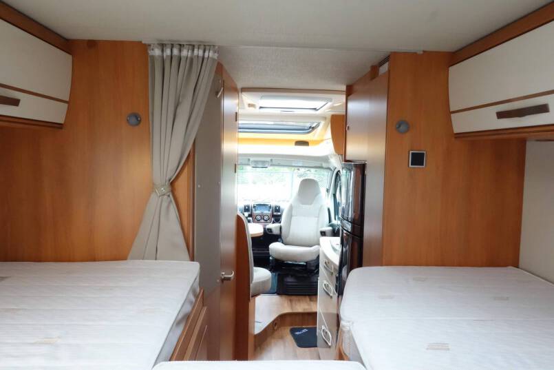 Hymer Exsis T 588 AUTOMAAT, 150 pk, compact met 2 aparte bedden 32
