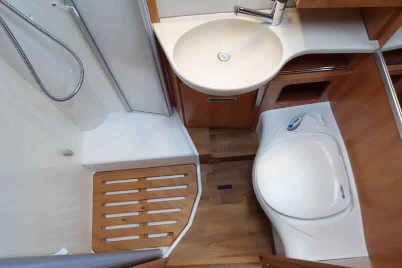 Hymer Exsis T 588 AUTOMAAT, 150 pk, compact met 2 aparte bedden 34