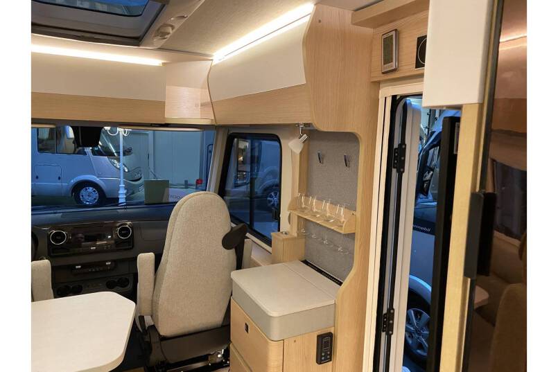 Hymer BMC I 680 9 G AUTOMAAT, bovenkastjes cabine 9