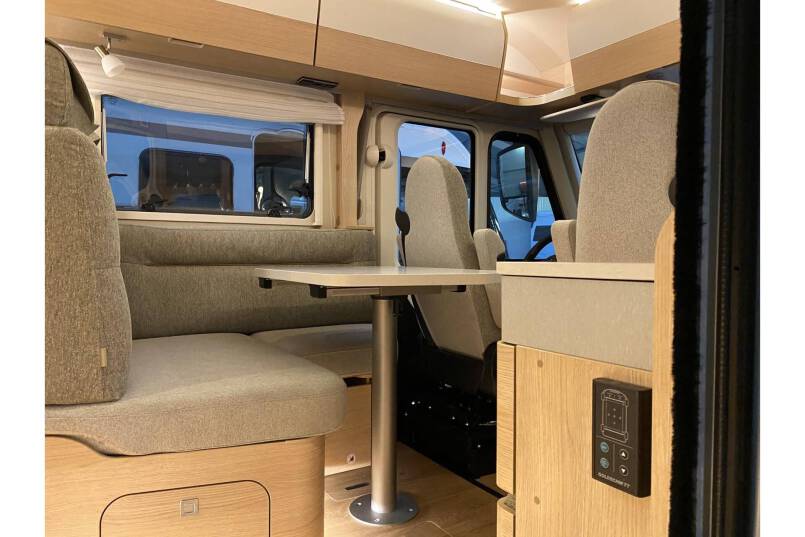 Hymer BMC I 680 9 G AUTOMAAT, bovenkastjes cabine 12