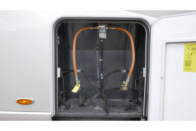 Hymer B 698 AUTOMAAT, 3.0 177 pk, Champagne, bovenkastjes cabine, Queensbed 11