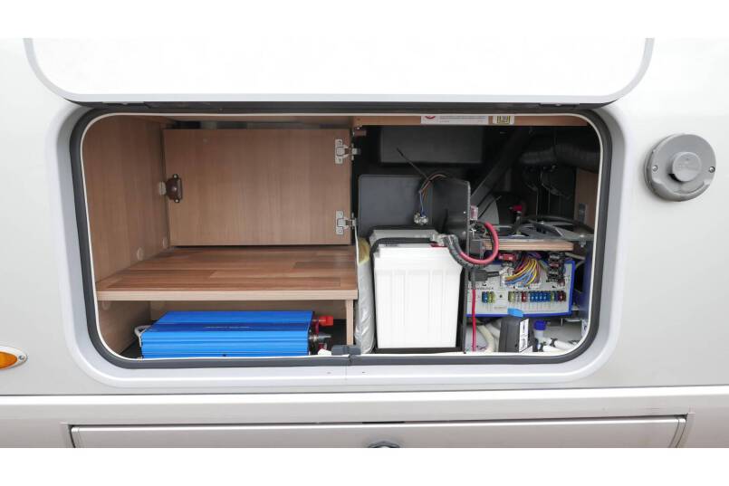 Hymer B 698 AUTOMAAT, 3.0 177 pk, Champagne, bovenkastjes cabine, Queensbed 12