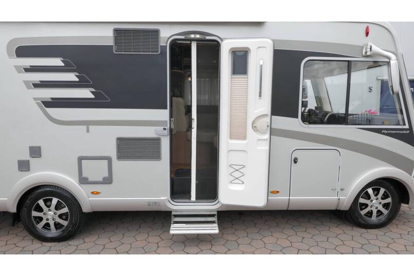 Hymer B 698 AUTOMAAT, 3.0 177 pk, Champagne, bovenkastjes cabine, Queensbed 14