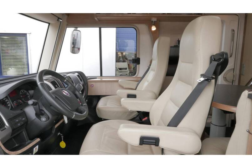 Hymer B 698 AUTOMAAT, 3.0 177 pk, Champagne, bovenkastjes cabine, Queensbed 15