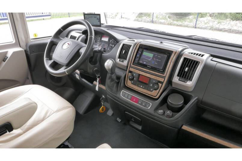 Hymer B 698 AUTOMAAT, 3.0 177 pk, Champagne, bovenkastjes cabine, Queensbed 17