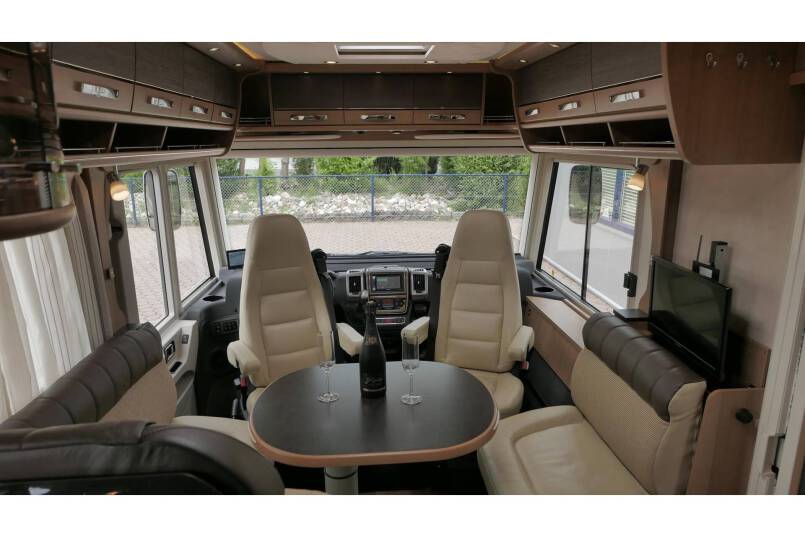 Hymer B 698 AUTOMAAT, 3.0 177 pk, Champagne, bovenkastjes cabine, Queensbed 18