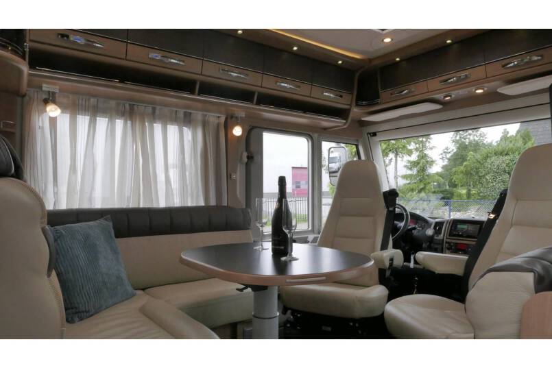 Hymer B 698 AUTOMAAT, 3.0 177 pk, Champagne, bovenkastjes cabine, Queensbed 19