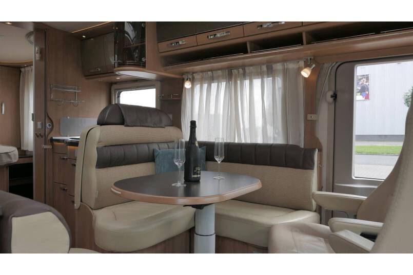 Hymer B 698 AUTOMAAT, 3.0 177 pk, Champagne, bovenkastjes cabine, Queensbed 20