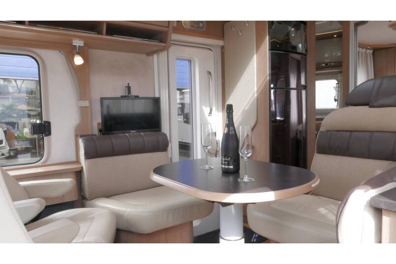 Hymer B 698 AUTOMAAT, 3.0 177 pk, Champagne, bovenkastjes cabine, Queensbed 21