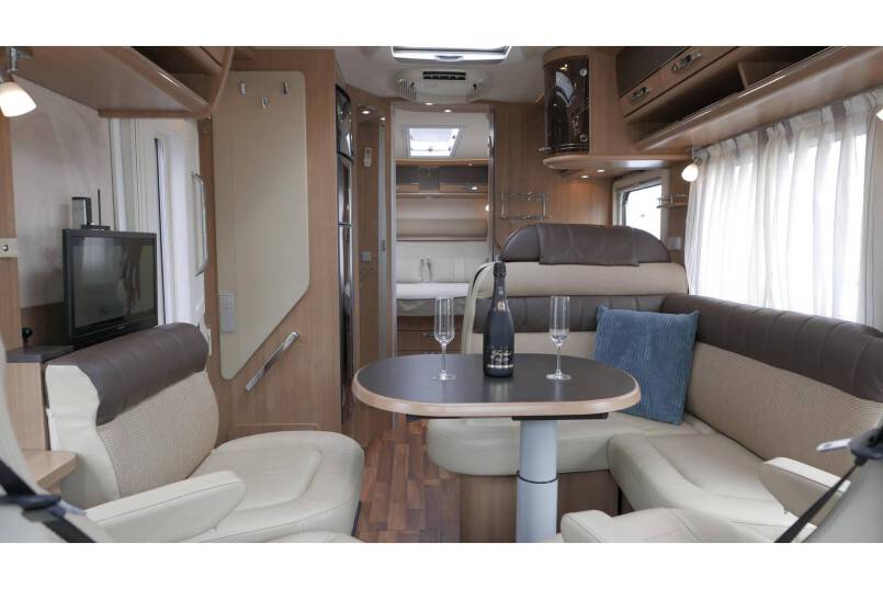 Hymer B 698 AUTOMAAT, 3.0 177 pk, Champagne, bovenkastjes cabine, Queensbed 22