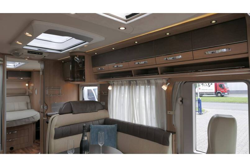 Hymer B 698 AUTOMAAT, 3.0 177 pk, Champagne, bovenkastjes cabine, Queensbed 23