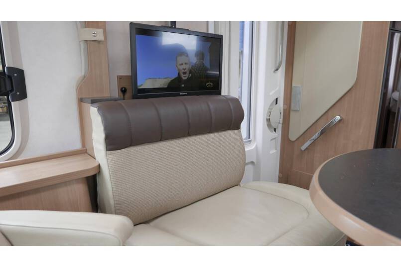 Hymer B 698 AUTOMAAT, 3.0 177 pk, Champagne, bovenkastjes cabine, Queensbed 24