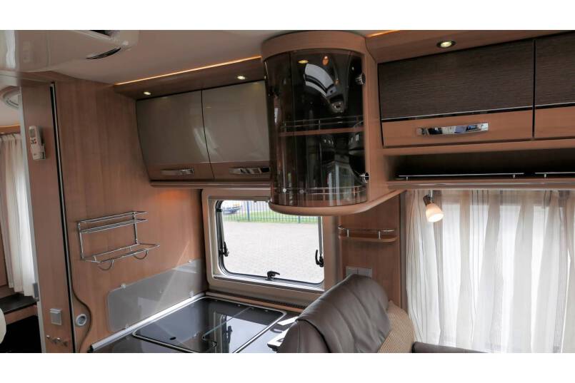 Hymer B 698 AUTOMAAT, 3.0 177 pk, Champagne, bovenkastjes cabine, Queensbed 25