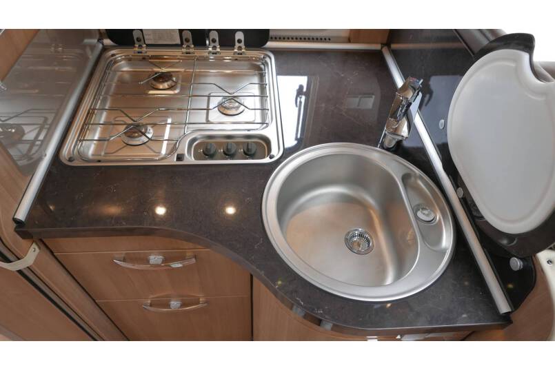 Hymer B 698 AUTOMAAT, 3.0 177 pk, Champagne, bovenkastjes cabine, Queensbed 27