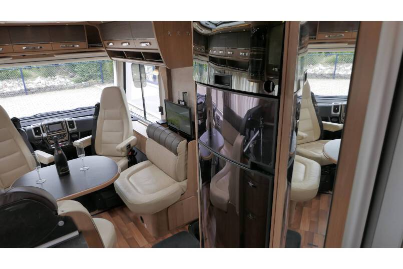 Hymer B 698 AUTOMAAT, 3.0 177 pk, Champagne, bovenkastjes cabine, Queensbed 28