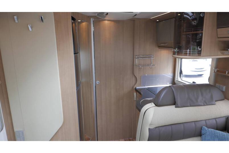 Hymer B 698 AUTOMAAT, 3.0 177 pk, Champagne, bovenkastjes cabine, Queensbed 29
