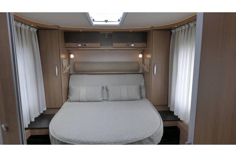 Hymer B 698 AUTOMAAT, 3.0 177 pk, Champagne, bovenkastjes cabine, Queensbed 30