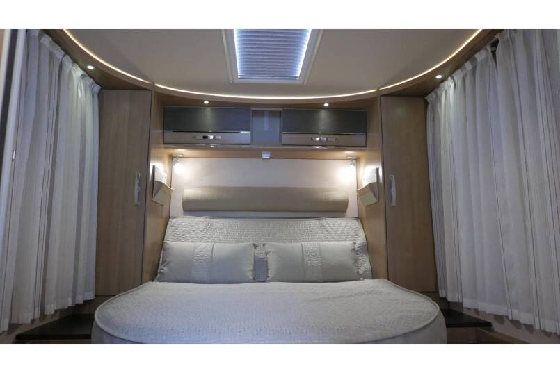 Hymer B 698 AUTOMAAT, 3.0 177 pk, Champagne, bovenkastjes cabine, Queensbed 31