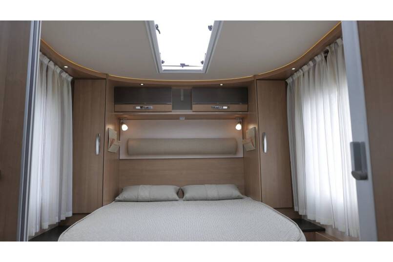 Hymer B 698 AUTOMAAT, 3.0 177 pk, Champagne, bovenkastjes cabine, Queensbed 32
