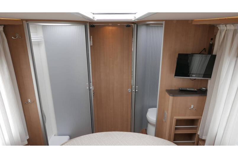 Hymer B 698 AUTOMAAT, 3.0 177 pk, Champagne, bovenkastjes cabine, Queensbed 33
