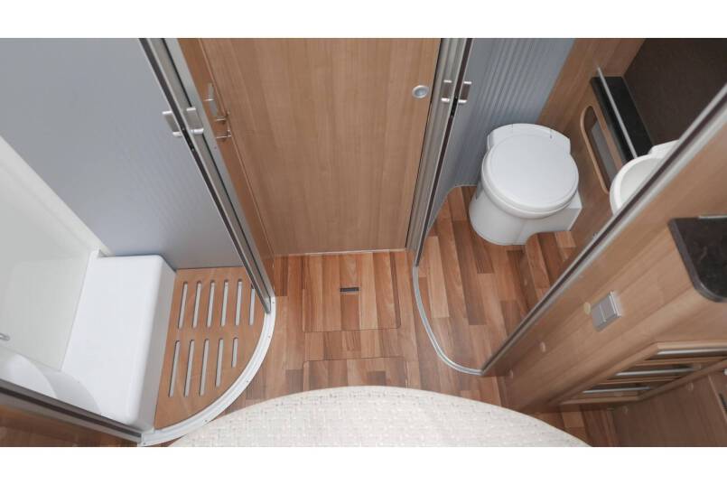 Hymer B 698 AUTOMAAT, 3.0 177 pk, Champagne, bovenkastjes cabine, Queensbed 34