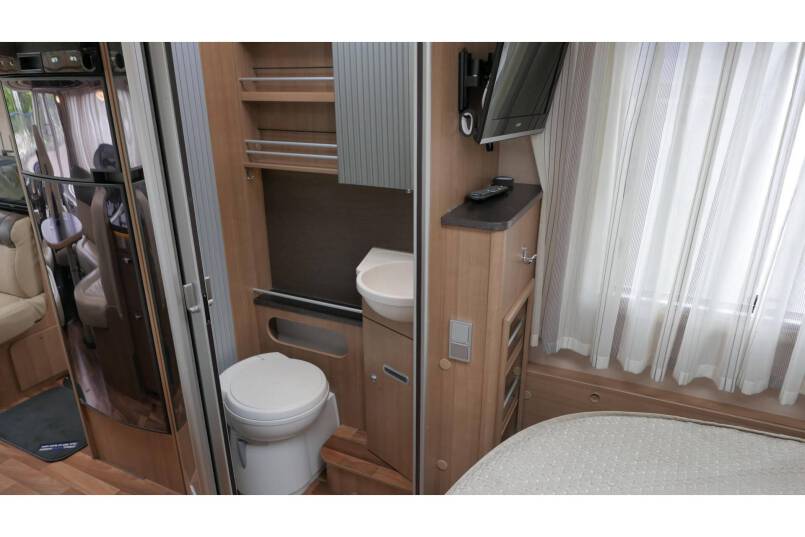 Hymer B 698 AUTOMAAT, 3.0 177 pk, Champagne, bovenkastjes cabine, Queensbed 36