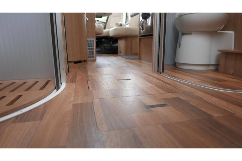 Hymer B 698 AUTOMAAT, 3.0 177 pk, Champagne, bovenkastjes cabine, Queensbed 38